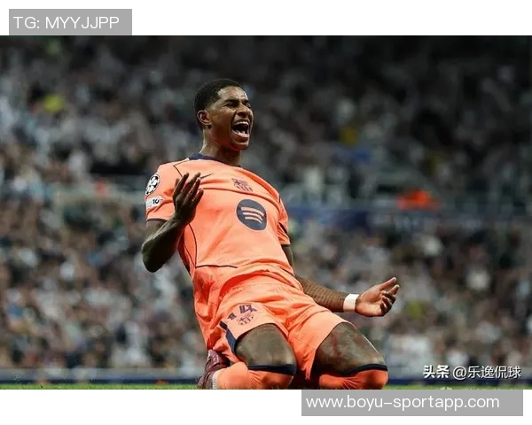 巴萨与切尔西交锋海报展示球员乘坐伦敦地铁拉什福德与库库同框亮相