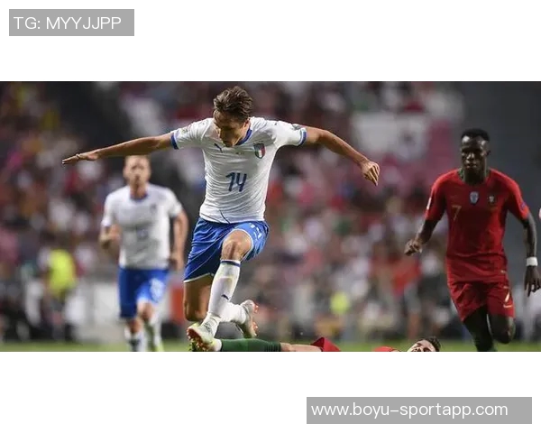 美国演员甜茶佩戴拜仁手套引热议拜仁官推称赞查拉梅懂球