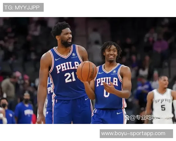 球队新星埃奇库姆首秀狂砍34分恩比德马克西等人欢庆泼水庆祝 球队新星埃奇库姆首秀狂砍34分恩比德马克西等人欢庆泼水庆祝