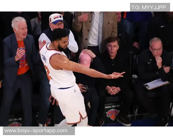 布克第三节强势回归5投4中砍下12分助力球队成功反超比分 布克第三节强势回归5投4中砍下12分助力球队成功反超比分