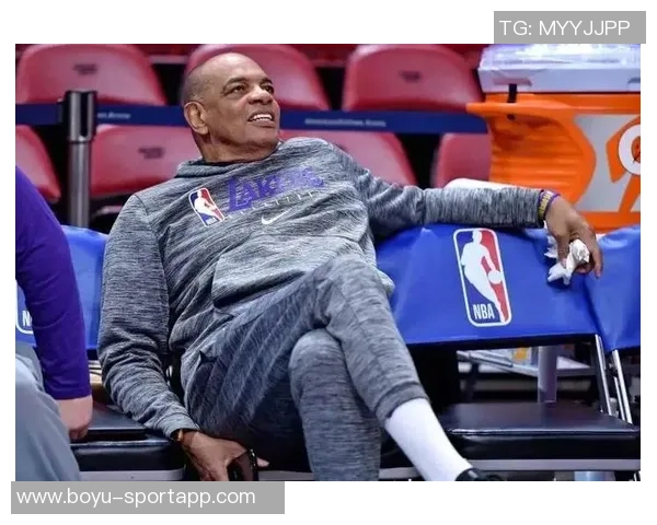 朗格莱因重度扭伤内侧副韧带预计缺阵两个月球队面临人员短缺挑战