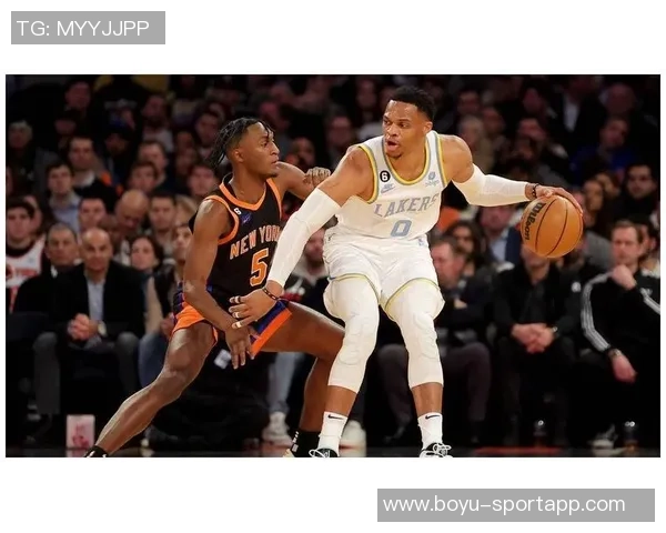 兰德尔全场狂砍32分10篮板6助攻带领球队大胜对手展现统治力