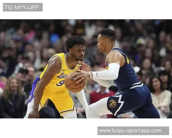 夸梅：布朗尼在主场比赛中表现得如同被车灯照射的迷茫鹿