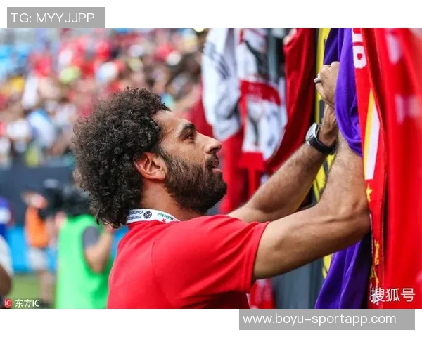 萨拉赫健身房训练照曝光腹肌线条引发粉丝热议与赞叹 萨拉赫健身房训练照曝光腹肌线条引发粉丝热议与赞叹